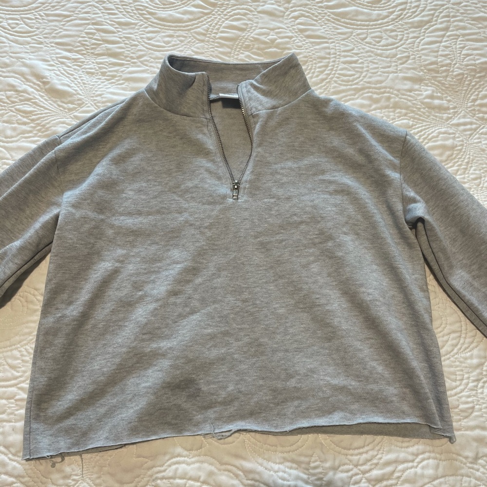 Cropped grey sweatshirt